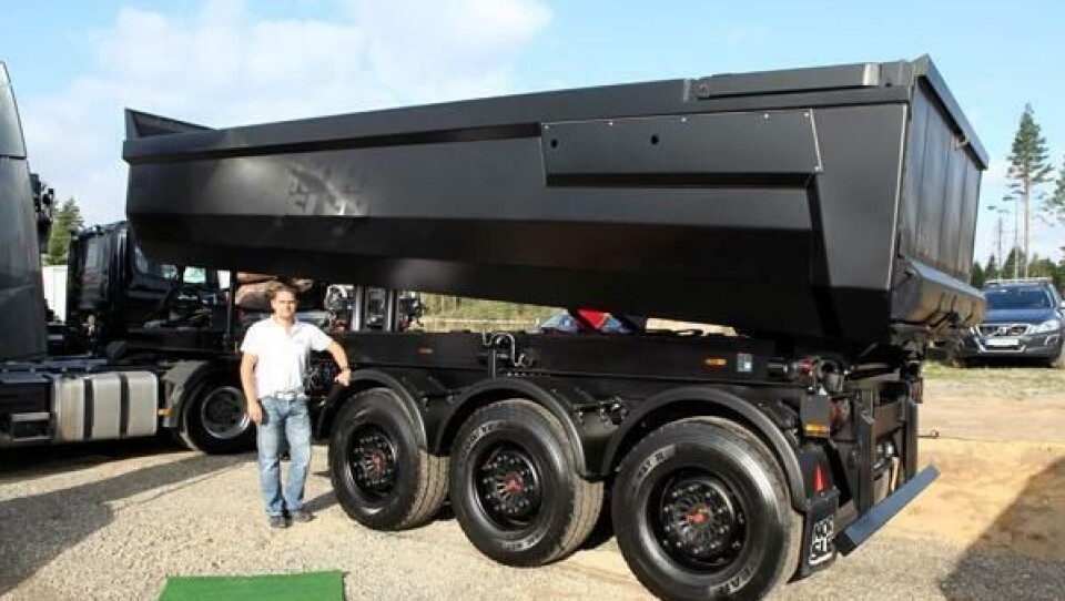 Salgssjef John Sigve Johnsen med ny semitrailer på Transportmessa 2013.