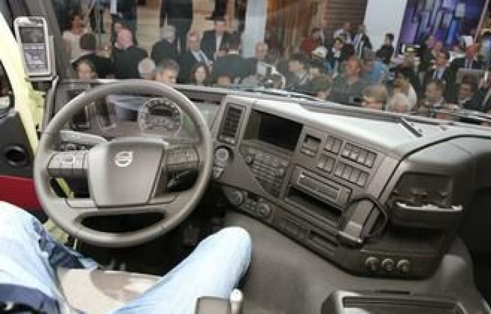 Interiøret i nye FMX. Legg merke til fjernkontrollen til venstre, Work Remote, som gjør at man kan håndtere lasting, tipping og andre operasjoner samlet på ett sted.