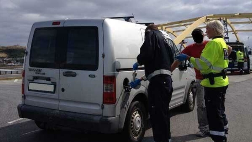 Sjåføren av denne varebilen kjørte med avgiftsfri diesel på tanken. Forsøket på å spare penger blir dyrt.