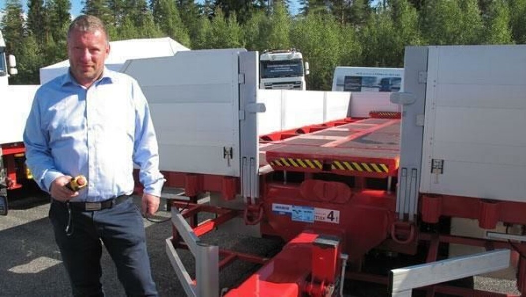 Geir Nesset med fjernkontrollen i høyre hånd har kjørt ut breddingen, og vi skimter løfteåkene foran og bak i øvre stilling. Geir Nesset med fjernkontrollen i høyre hånd har kjørt ut breddingen, og vi skimter løfteåkene foran og bak i øvre stilling.
