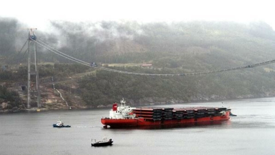 ”Zhen Hua 25” på plass under Hardangerbrua, med alle 23 stålkasse-seksjonane om bord.