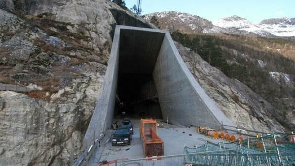 Tunnelportalen til Hardangerbrua i Vallavik er 23 meter høy.