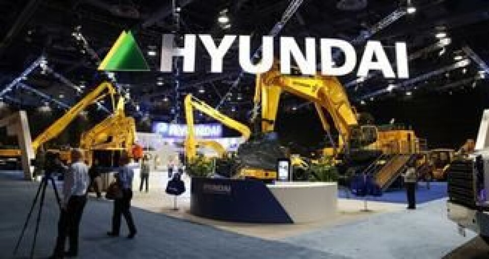 Hyundai har en stor stand og en riktig røslig 120-tonner på plass.