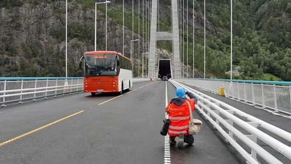 Det blir nye gjennomgående bussruter når Hardangerbrua åpner. Her fra den første testkjøringen denne uken.