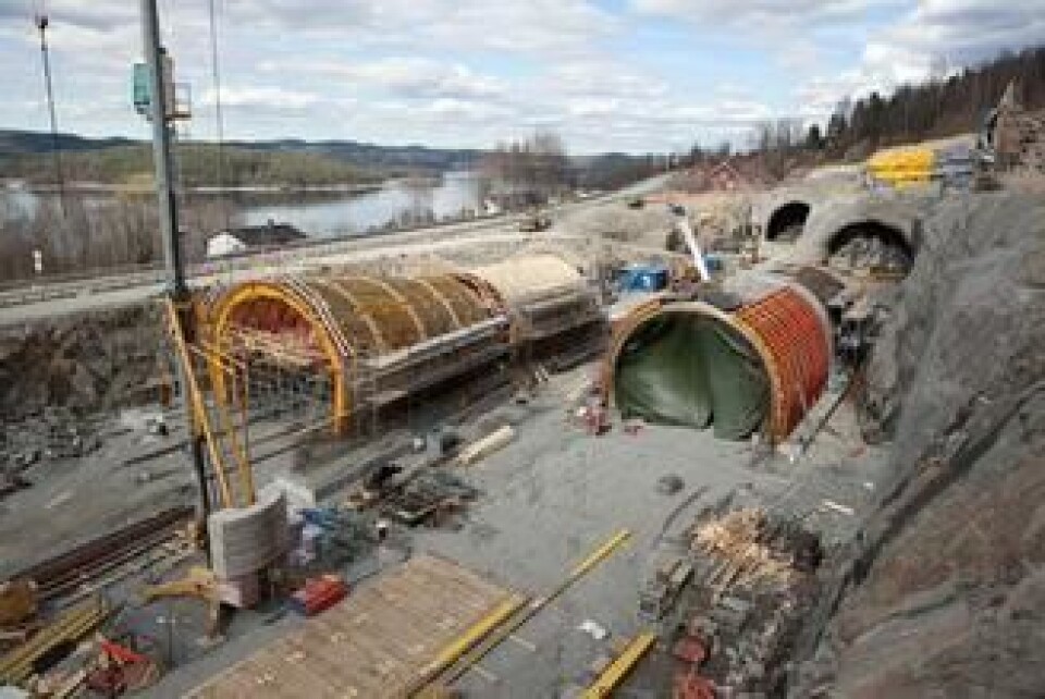 Her bygges det tunnelportaler ved sørenden av de to tunnelløpene. Disse skal det fylles masse over slik at lokalveien kan anlegges over dem.