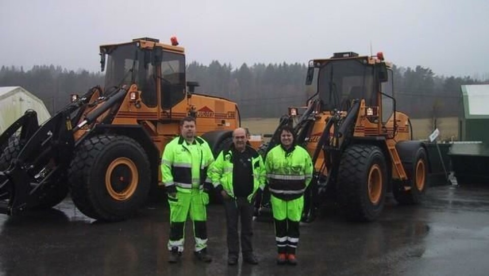 Fra overleveringen av de nye Ljungby-maskinene til Halden kommune; fra venstre maskinfører Per Olaussen, arbeidsleder Erik Wikstøl og maskinfører Nina Jeanette Johansen.