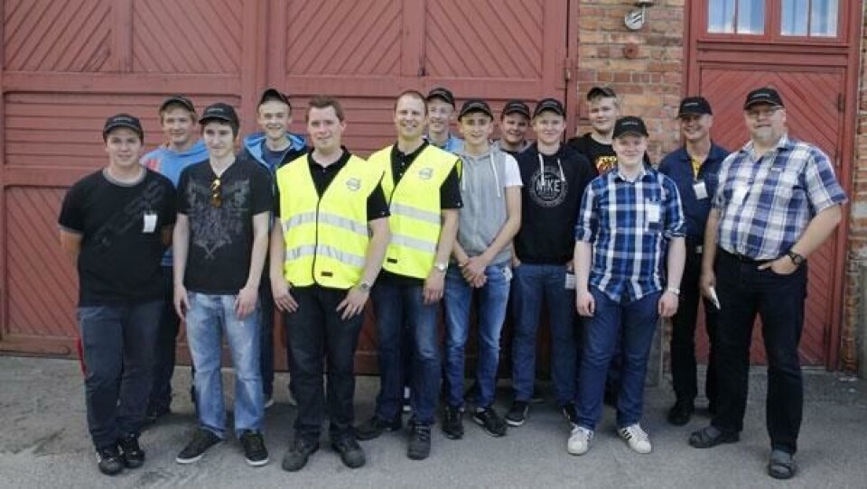 PÅ ARVIKA-FABRIKKEN: Fra venstre:Terje Tredal, Fauske vgs, Morten Skumsnes, Os vgs,Roy Magne Martinsen, Fauske vgs, Arild Salte, Time vgs, Guide fra Volvo Johan Hansson, Guide fra Volvo Michael, Ommund Braut, Time vgs, Andreas N Andersen, Fauske vgs, Martin Grøtting, Solør vgs, Jon Kristian Ljosland, Sam Eyde vgs, Jørn Mokkelbost, Solør vgs, Asbjørn S Åsgård, Knut Sollesnes, Volvo Maskin AS og Odd Arne M Sjøberg, Avd. leder Sam Eyde vgs.