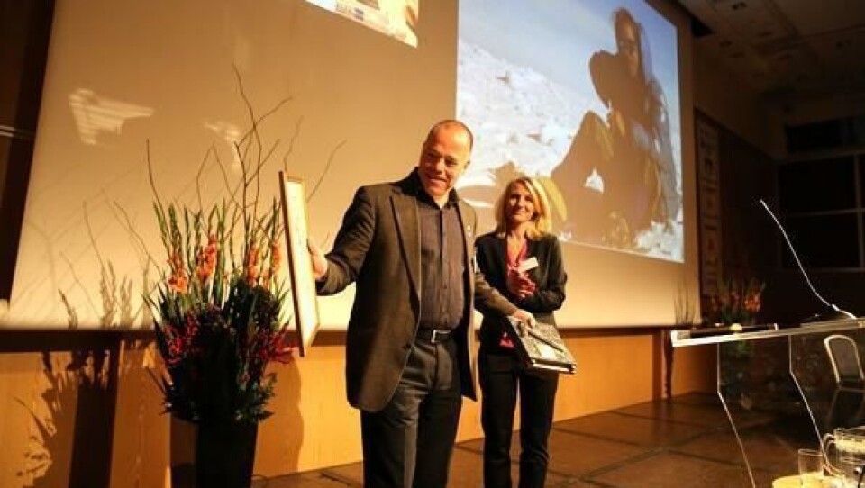 Arild Neby mottok Gullfeiselen for fremragende innsats for for norsk bergteknologi. av Heidi Berg.