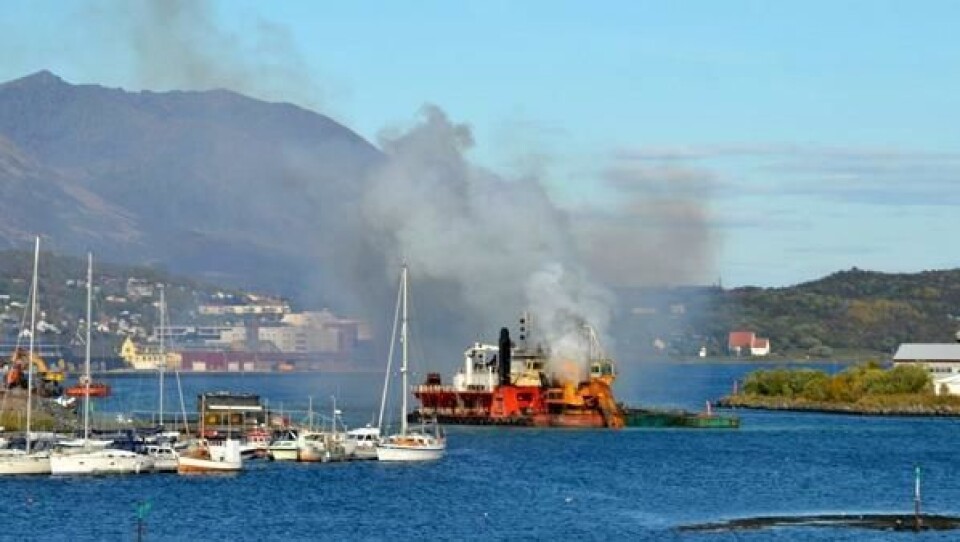 Mandag 16. september ble det stopp i mudringen på denne lekteren ved Harstad, da det begynte å brenne i gravemaskinen om bord.