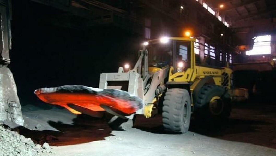 Med 500 varmegrader på pallegaflene. Bjørn Birkelid og hans Volvo L120F henter et ferdigstøpt ferromanganflak på ca. 6 tonn. Med 500 varmegrader på pallegaflene. Bjørn Birkelid og hans Volvo L120F henter et ferdigstøpt ferromanganflak på ca. 6 tonn.
