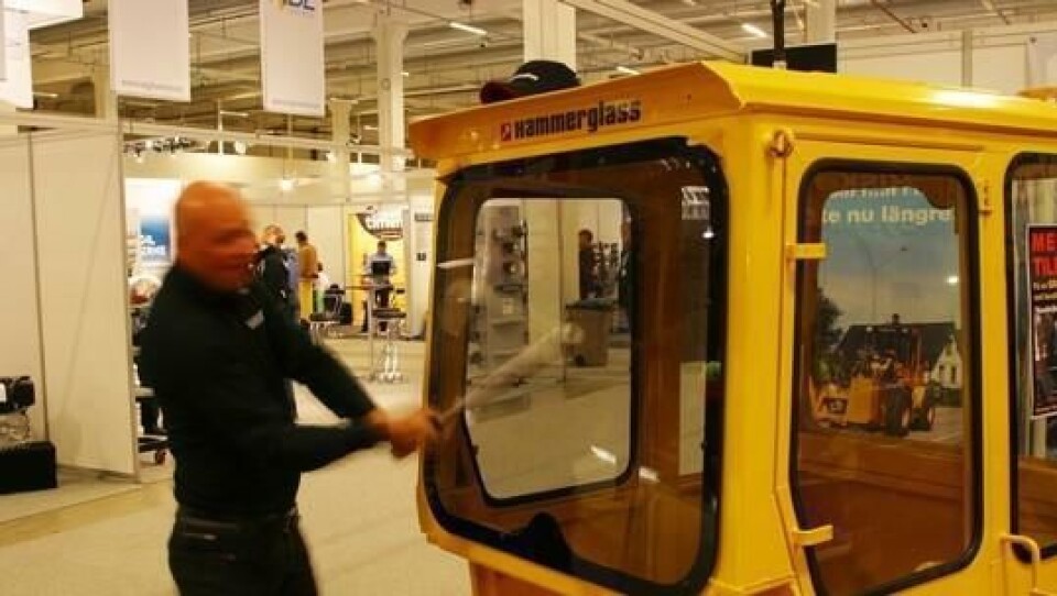 Bengt Nilsson gyver løs på Hammerglass-ruten og beviser enten at han er en pingle, eller at glassruten faktisk tåler en støyt. Glasset er i ferd med å bli sertifisert for å tåle at 5kg TNT eksploderer i skuffa, uten at rutene i førerhuset blir knust.