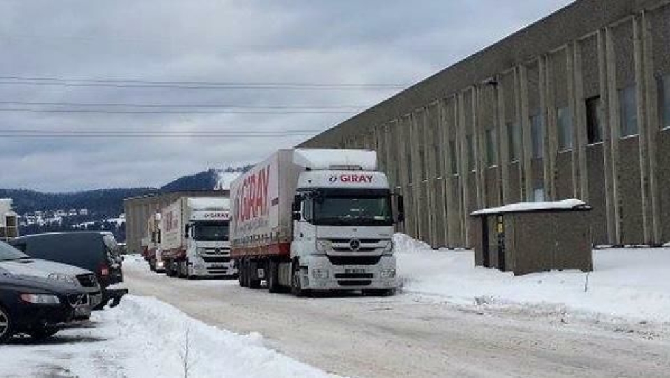 I dag sto tre Giray-biler i kø på Tuen industriområde noen hundre meter fra riksvei 22 for å bli losset med kranbil ved riksveien.