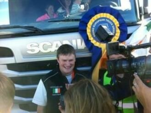 Irske Warde med trofeet. Premien, en Scania R, var det imidlertid vinnerens barn som tok i besittelse (i bakgrunnen).