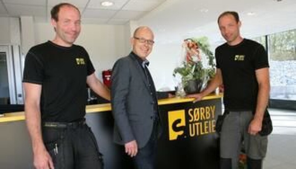 Spydeberg-ordfører Knut Espeland (midten) roser Sørby-brødrenes innsats og pågangsmot. - Lars og Erik har en sentral rolle i kommunens næringsutvikling, sier ordføreren.