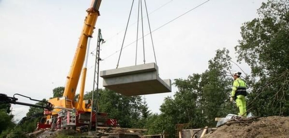 Fire gamle stålbruer er fjernet og erstattet med betongtrau. Her løfter 100-tonneren Terex Demag fra T.O. Bull AS på plass et av dem på ca. 24 tonn.