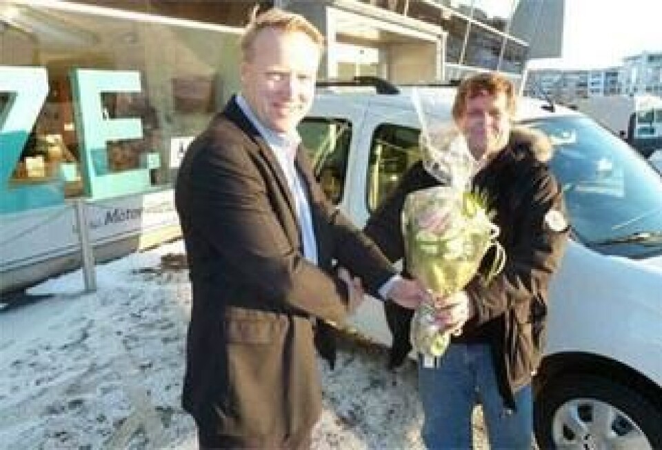 Jan Traaseth (til venstre) gratulerer Jørn Amundsen i Vann- og avløpsetaten som første kjøper av elektrisk Renault Kangoo.