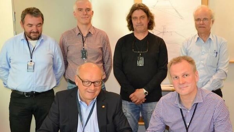 Avdelingsdirektør for vegavdelingen i Buskerud, Hans Jan Håkonsen, og adm. direktør i Articon, Jón Danielsen, signerer kontrakten. Bak f.v.: Project manager Jákup Enni og financial director Niclas Joensen i Articon, byggeleder Bjørn Kåre Ifarness og seksjonsleder Knut Erik Skogen i Statens vegvesen.