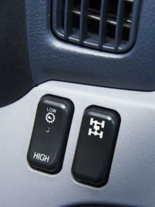 Med disse bryterne og clutchpedalen kobler man inn forhjulsdriften og lav utveksling i overføringsgirkassen. Med disse bryterne og clutchpedalen kobler man inn forhjulsdriften og lav utveksling i overføringsgirkassen.