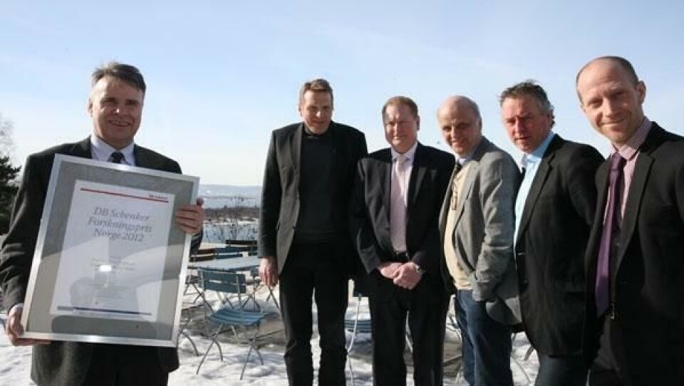 Finn Jørgensen er stolt over at en så faglig sterk jury har tildelt han DB Schenkers første forskningspris. Fra venstre: Forskningssjef Kjell Werner Johansen, Transportøkonomisk institutt, Adm. direktør Michael Holmstrøm, DB Schenker AS, Professor Gøran Persson, BI, Professor Jan Ola Strandhagen, NTNU og 1. amanuensis Nigel Halpern, Høgskolen i Molde.