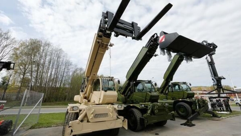 De tre første rundtomsvingende Manitou teleskoptruckene MRT 2150 ble levert til Forsvaret fredag 25. april. Rammeavtalen mellom Normann Olsen Maskin og Forsvaret betyr imidlertid at antallet kan bli betydelig større.