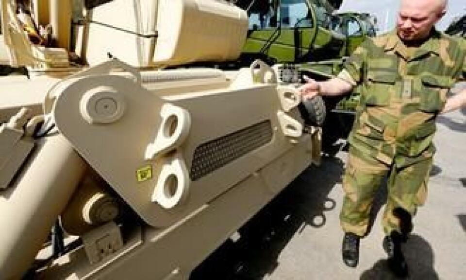 Teknisk koordinator Kjetil Oldebråten viser noe av det Forsvaret har bedt om som skiller disse fra standard Manitou-maskiner, ekstra tilkoblingsøyne flere steder på maskinene.