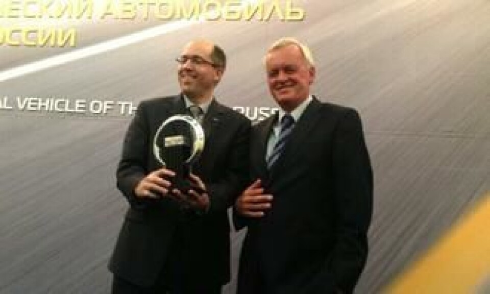 Stephen Lesh, programdirektør Ford of Europe (t.v.), og formann i IVOY-juryen Pieter Wieman under utdelingen av trofeet.