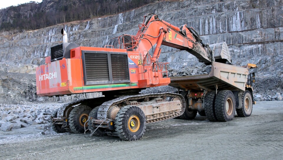 En Cat 777 trekker en Hitachi EX1200 som står på hjulsystemet fra Sleipner Finland Oy hos Norsk Stein på Jelsa. Wirene bak hjulene brukes til å flytte hjulsettet med skuffen.