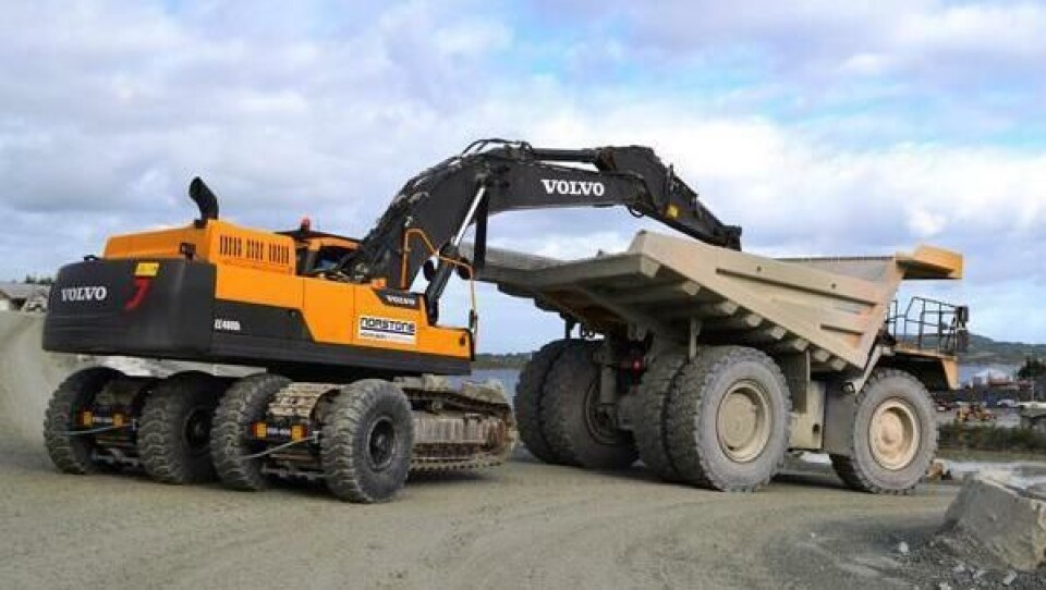 En Komatsu HD785 flytter en Volvo EC480D hos NorStone på Tau.