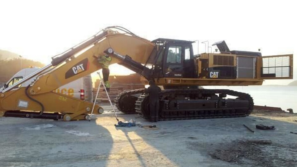 Montering av Cat 390D som overtok etter Hitachi-en i bruddet på Jelsa.