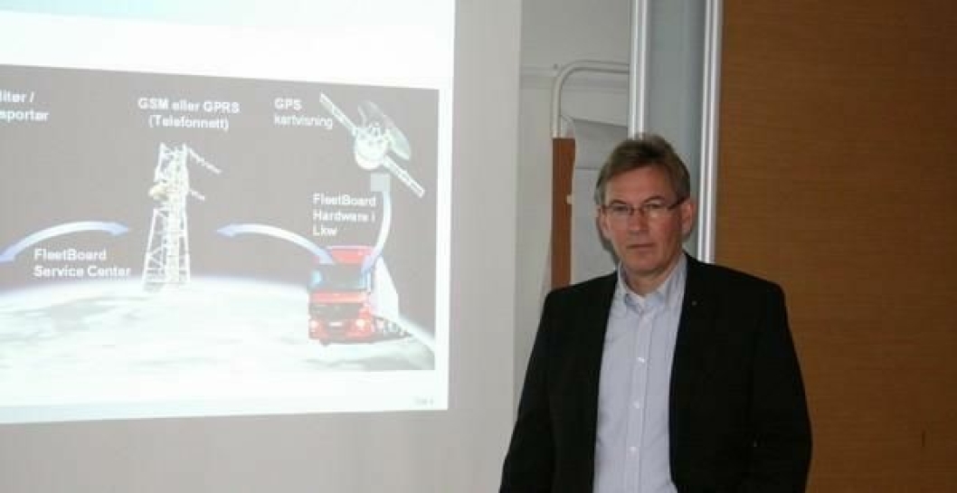 Salgsdirektør for lastebil, Nils Roar Erlimo, presenterer FleetBoard, flåtestyringssystemet til Mercedes-Benz.