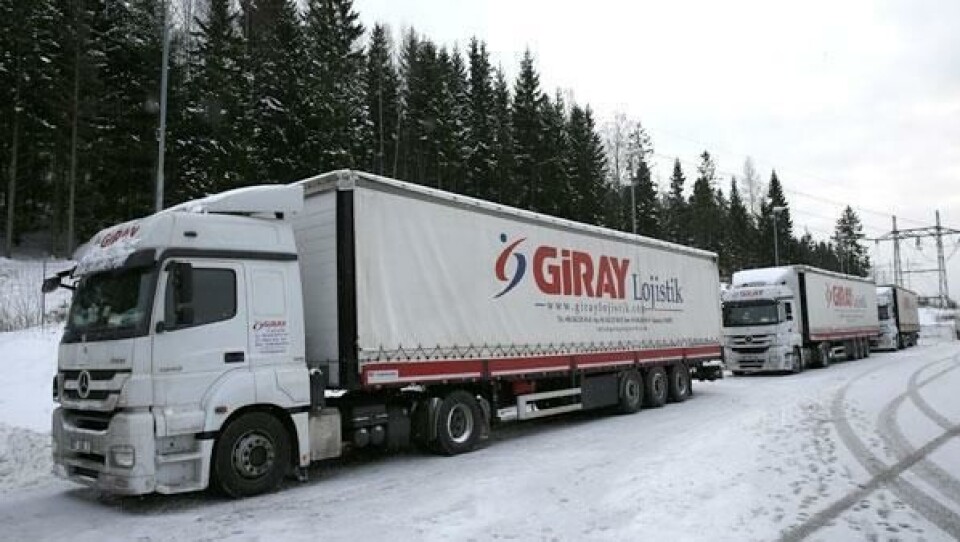 Disse tre tyrkiske vogntogene ble stående på Taraldrud i over en uke i vinter.