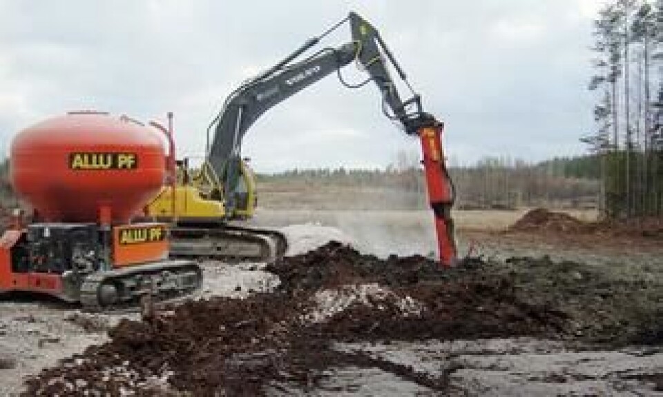 PM 500 (3,8 tonn) i arbeid på det bløte torvområdet; støvskyen er bindningsmiddelet kalk/sement.