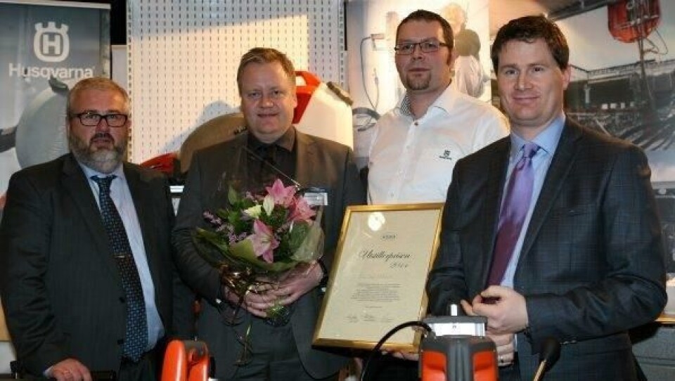Lars Ole Johansen (nr.2 f.v.) og Bent Rune Madslien mottok på vegne av Husqvarna, Utstillerprisen 2014 tirsdag. Her flankeres de av fersk sjefsredaktør i Byggindustrien, Arve Brekkhus (t.h.) og Ragnar Sandin (t.v.) som overtar som adm. direktør 1.februar.