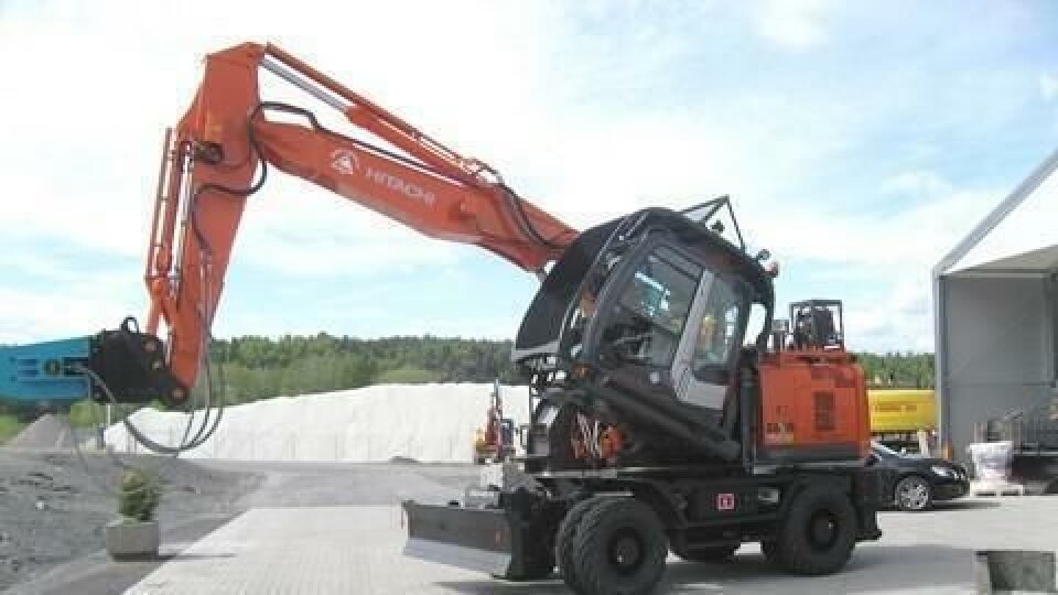 Maskinen som brant opp, er erstattet av denne ombygde Hitachi ZX 190 på ca. 20 tonn.