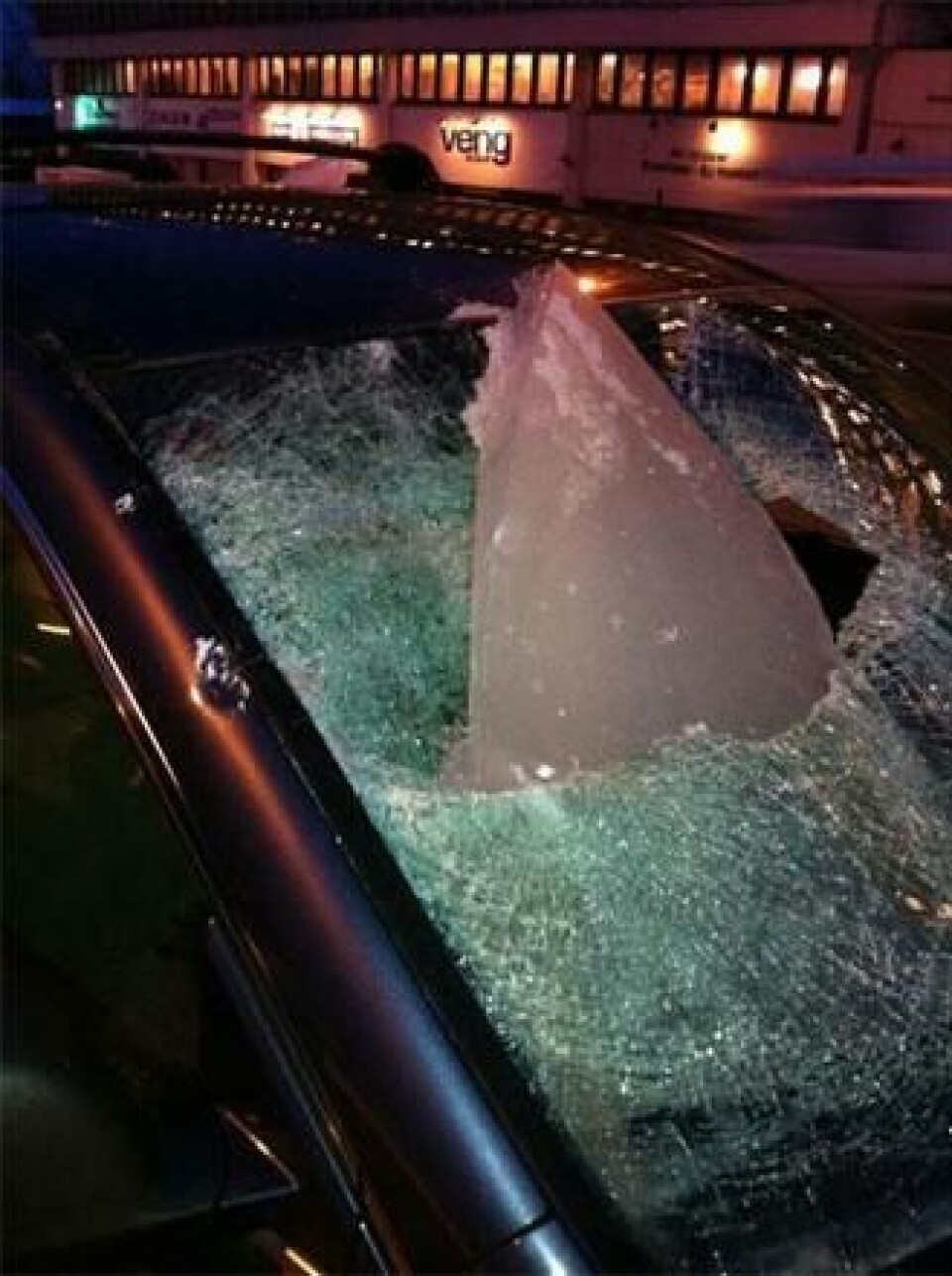 At ingen kom til skade da denne isblokken ramlet gjennom frontruta på Ring 3 er bare flaks.