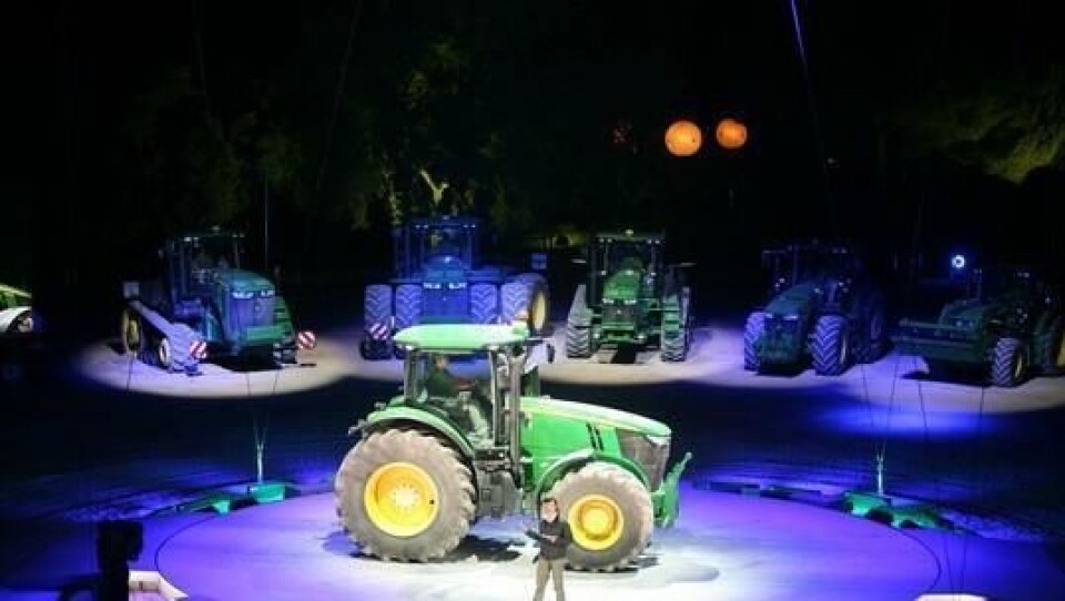 Det var en storslagen presentasjon av de nye John Deere-produktene i Portugal. Den største traktoren i 7R-serien (7280R) ses i midten, omkranset av andre JD-produkter.