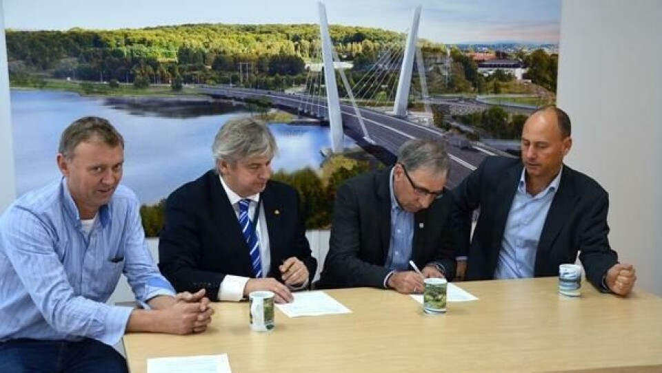 Kontrakten for bygging av Farrisbrua signert av Statens vegvesen og Bilfinger. Fra venstre: Prosjektleder Jørn Rinde og regionvegsjef Kjell Inge Davik, begge Statens vegvesen, og Audun Aaland og Anders Ivansson fra Bilfinger Construction Norge og Bilfinger Scandinavia.