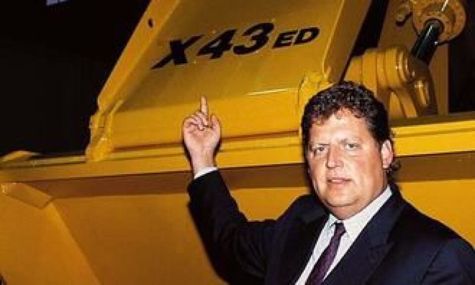 Jan-Olov Nilsson peker stolt på symbolet som indikerte at Brøyt i 1992 kom som hybrid med diesel/elektrisk drift. Etter Brown-sammenbruddet i juni 1990, gikk Nilsson inn på eiersiden.
