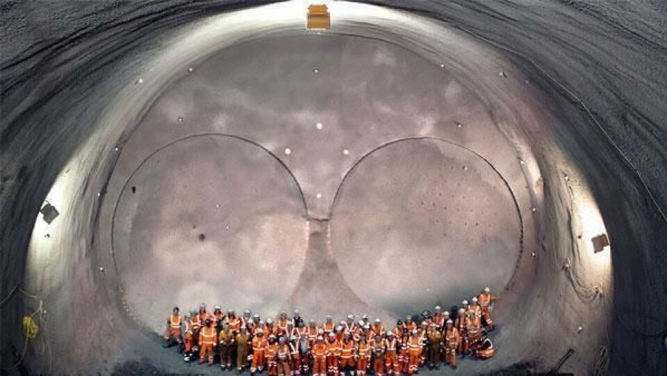 Arbeidere står i en stor utgravd hule 40 meter under Øst-London.