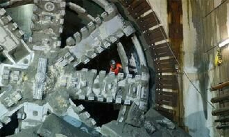En arbeider nyter utsikten etter at en av TBM-ene brøt gjennom ved Canary Wharf Station.