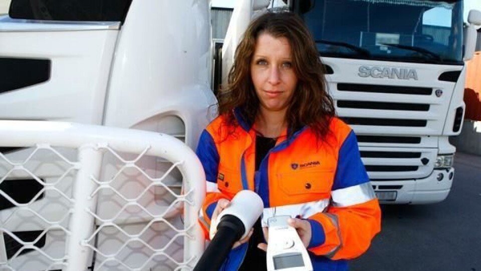 Lastebilsjåfør Silje Gravfoss med en nederlandsk prototype på en urinlås. Hun håper dette er noe hun slipper å se igjen.