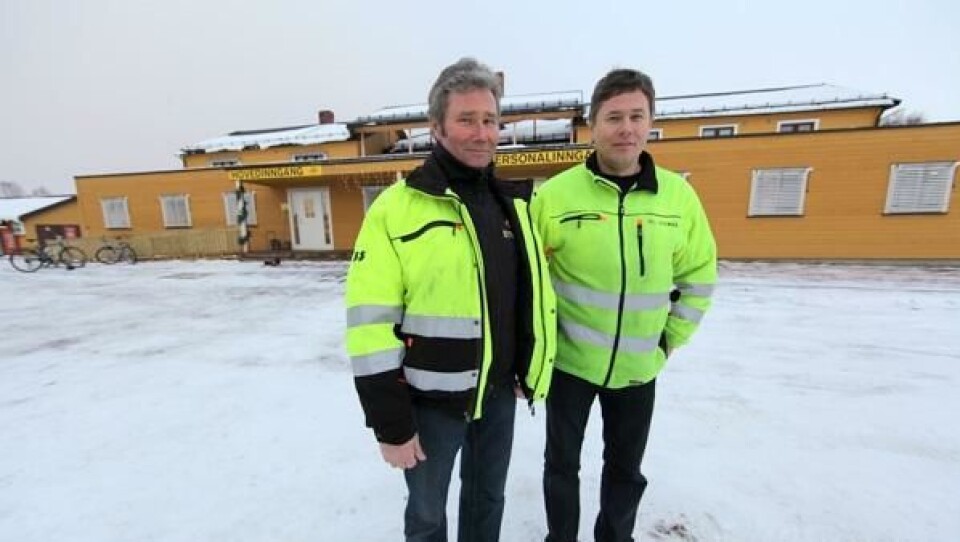 Salgssjef Robert Kvesetberg (t.v.) og daglig leder Tom Arne Kvesetberg har fått en god start med Kobelco-agenturet.