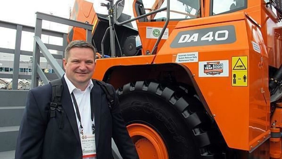 Det ligger noe symbolsk i at nyutnevnte general manager for salg og service, Stefan Brosick, allerede har ryggsekken og er klar for Seoul, med flyttingen skjer først i mai.