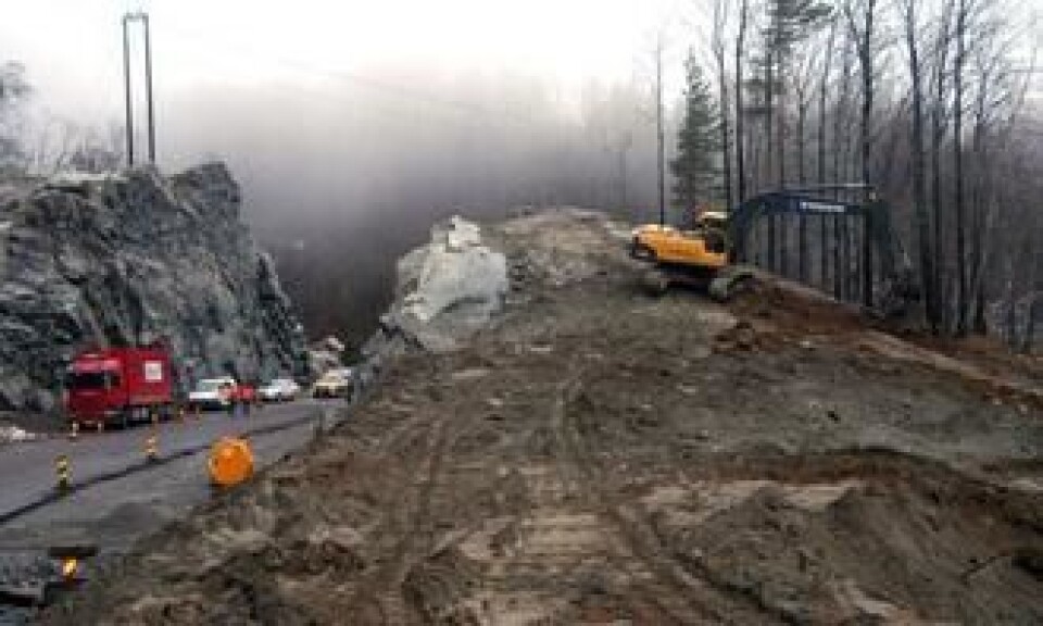 Deler av nyanlegget er bygget med dobbelt fjellskjæring. Til høyre pågår planering av sidearealet.