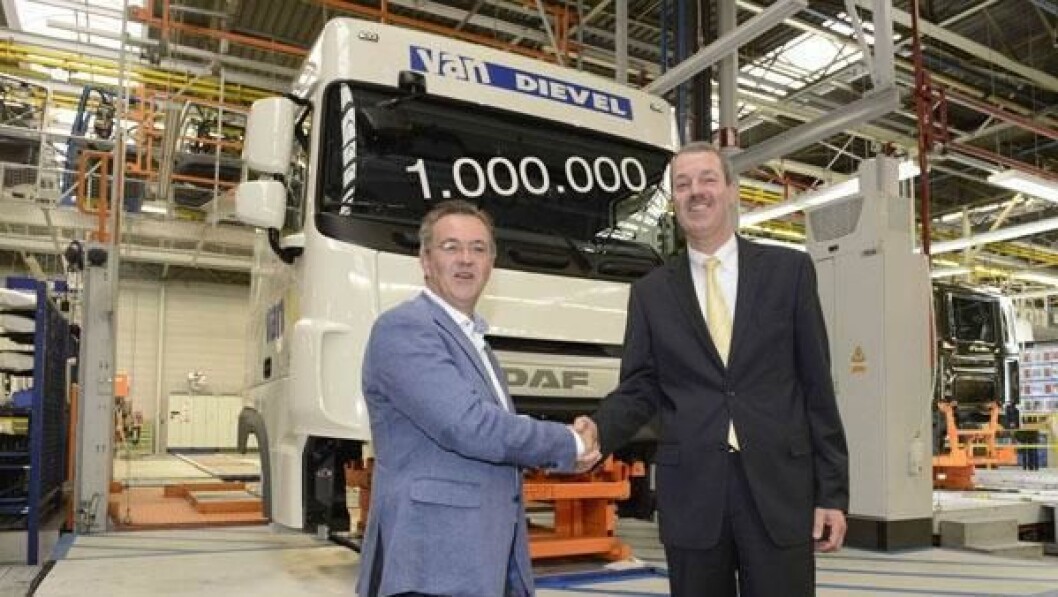 Louis De Wael (t.v.) og Harrie Schippers foran førerhus nummer en million fra DAF-fabrikken i Westerloo i Belgia. Louis De Wael (t.v.) og Harrie Schippers foran førerhus nummer en million fra DAF-fabrikken i Westerloo i Belgia.