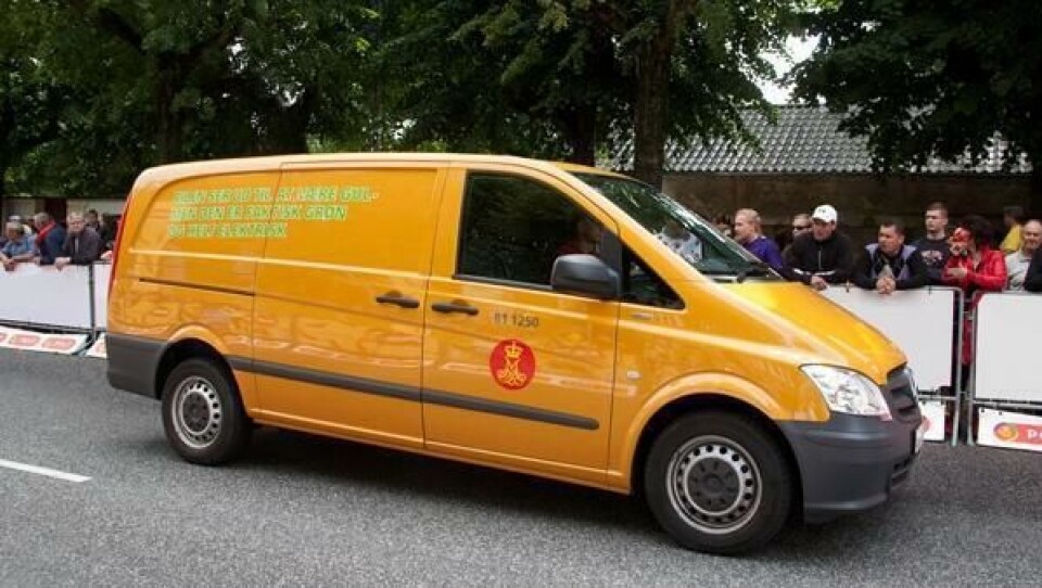 Bilen ser ut som den er gul, men den er faktisk grønn og helt elektrisk, står det på denne elektriske postbilen.