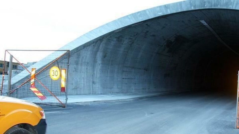 Elektroarbeidet er akkurat startet opp i tunnelen. Blant annet er kabelbruene i tunneltaket under montering.