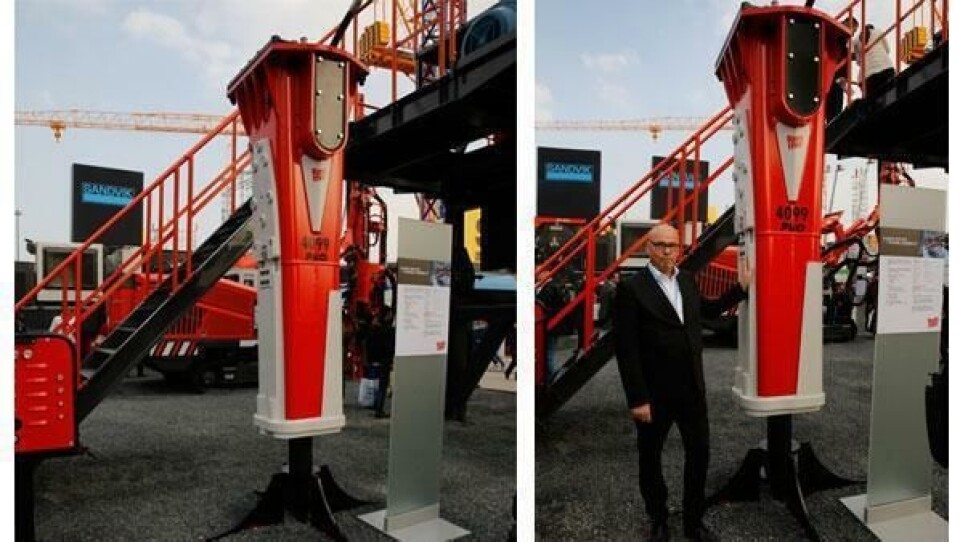 TØFFING: Rammer 4099 PRO-hammeren skal tåle mye. Her viser Sandviks Jan Ove Stene den nye tøffingen.