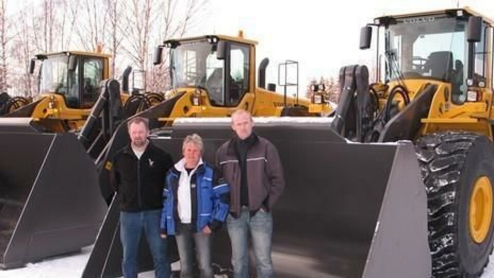 Fornøyde mottagere av nye Volvo L220F hjullastere. Fra venstre Bjørn Steineide, Odny Rolstad og Stig Åge Teigen.