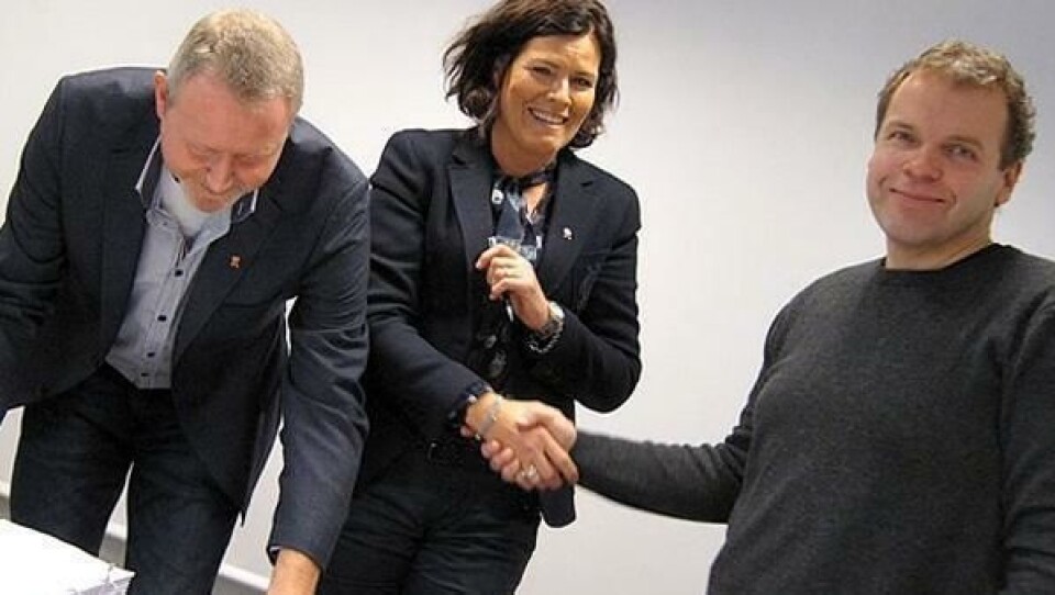 Kontraktsinngåelse: Fra venstre anbudssjef Gudmund Kvia og regionleder/prosjektleder Anne Margrethe Skretting i Risa AS inngår kontrakt med prosjektleder Jan Helge Egeland i Statens vegvesen.